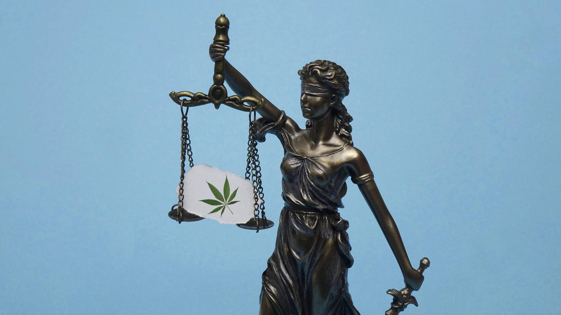 Ein Modell der Justitia trägt den Abdruck eines Cannabisblattes (Symbolbild): Die Verdächtigen müssen sich wegen Drogenhandels verantworten. Ein Modell der Justitia trägt den Abdruck eines Cannabisblattes (Symbolbild): Die Verdächtigen müssen sich wegen Drogenhandels verantworten.