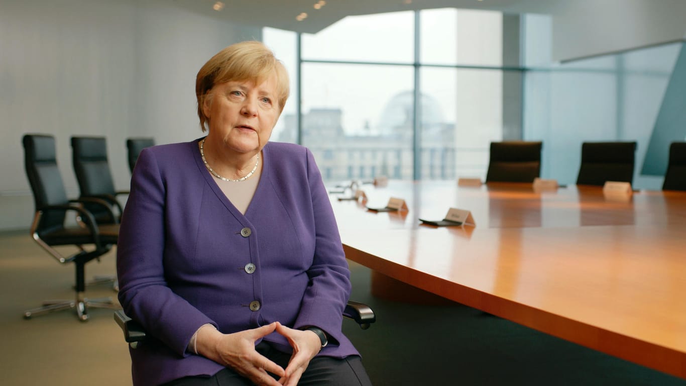 Zwei Interviews, zwei Outfits: Angela Merkel tritt in dem Film einmal in Lila und einmal in mattem Rosa auf.