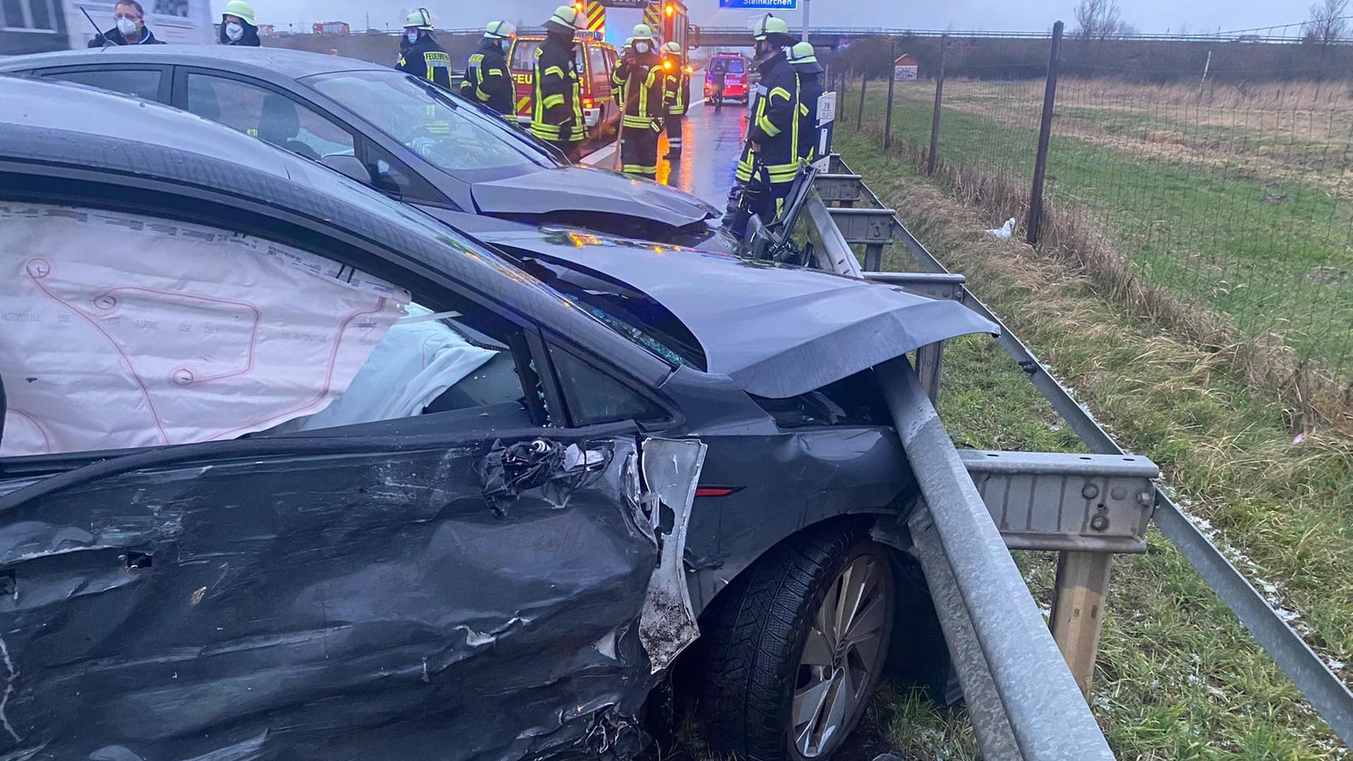 Zwei der ineinandergekrachten Autos: Eine Fahrerin musste aus ihrem Wagen befreit werden. Zwei der ineinandergekrachten Autos: Eine Fahrerin musste aus ihrem Wagen befreit werden.
