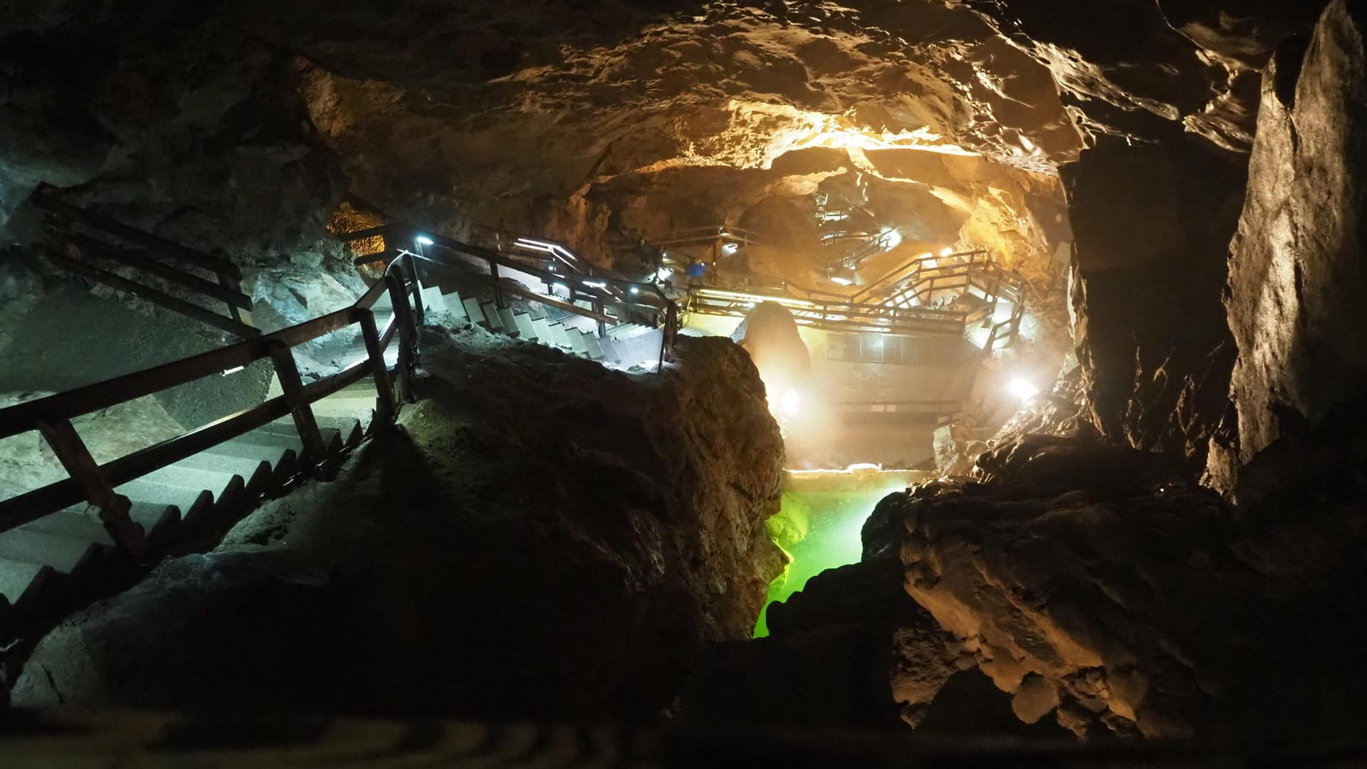 Lamprechtshöhle in Österreich: Die Taucher die festsitzen, sind offenbar gut ausgerüstet. Lamprechtshöhle in Österreich: Die Taucher die festsitzen, sind offenbar gut ausgerüstet.