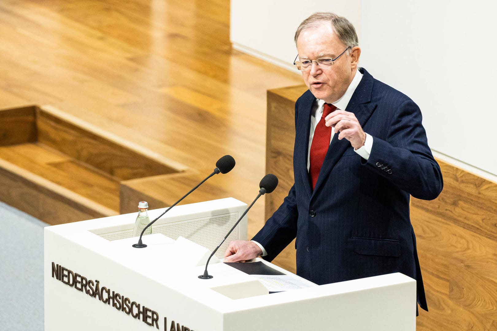 Stephan Weil im niedersächsischen Landtag (Archivbild): Er möchte von der Bahn eine klare Stellungnahme.