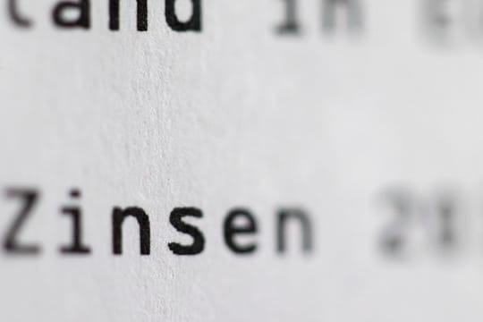 Seit 2014 müssen Geschäftsbanken im Euroraum Zinsen zahlen, wenn sie Gelder bei der EZB parken. Seit 2014 müssen Geschäftsbanken im Euroraum Zinsen zahlen, wenn sie Gelder bei der EZB parken.