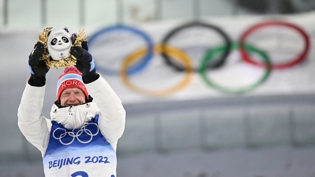 Der norwegische Goldmedaillengewinner Johannes Thingnes Boe freut sich über seinen Sieg im Massenstart.