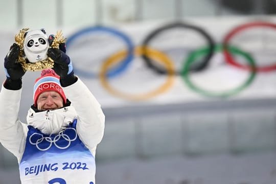 Der norwegische Goldmedaillengewinner Johannes Thingnes Boe freut sich über seinen Sieg im Massenstart.