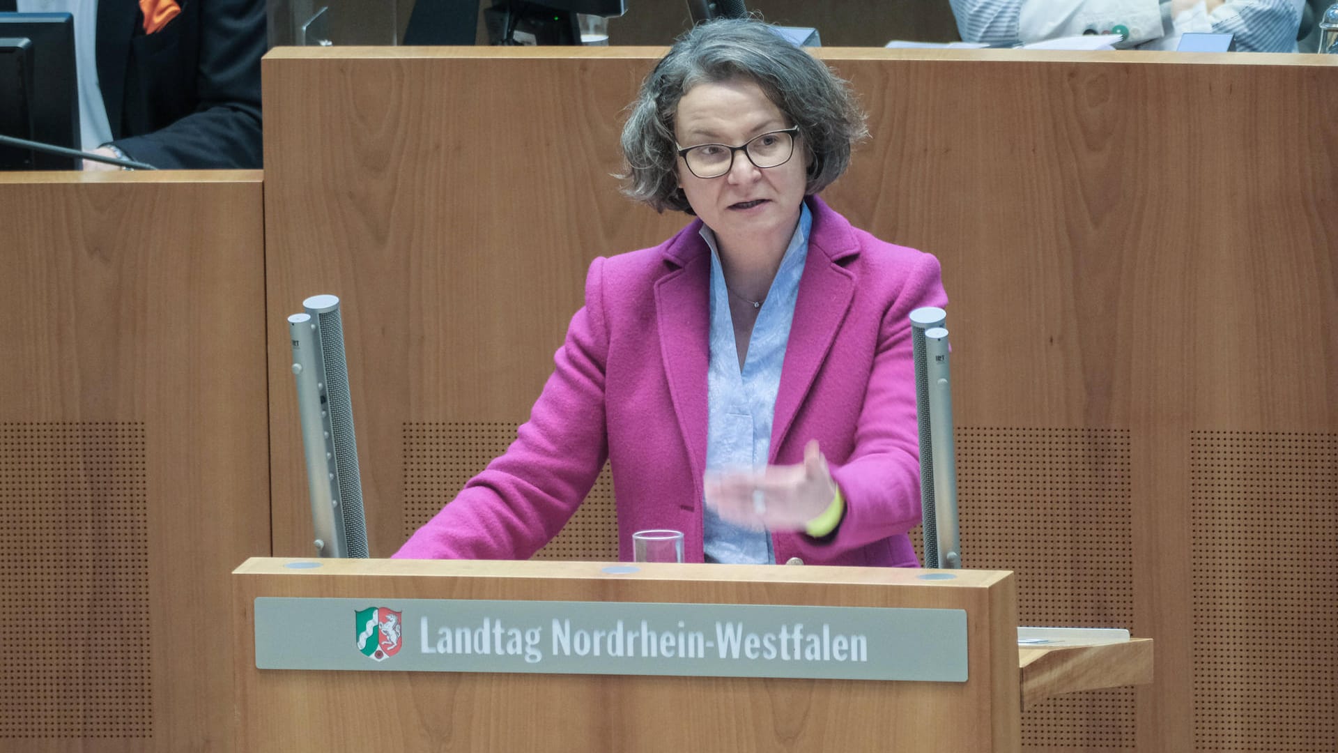 NRW-Bauministerin Ina Scharrenbach im Plenarsaal (Archivbild): Sie kündigte an, dass die Behörden jetzt prüfen, ob Straftaten vorliegen.