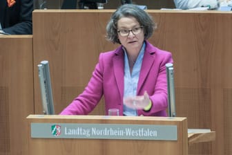 NRW-Bauministerin Ina Scharrenbach im Plenarsaal (Archivbild): Sie kündigte an, dass die Behörden jetzt prüfen, ob Straftaten vorliegen.