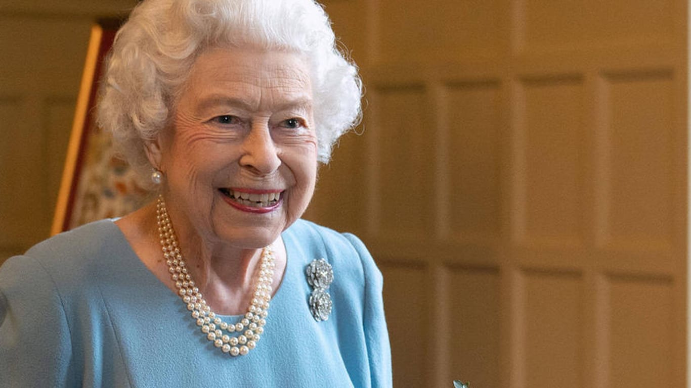 Queen Elizabeth II.: Lädt sie zu Audienzen in royalen Anwesen, so wird immer auch ein Blick auf die von ihr aufgestellten Fotos geworfen.