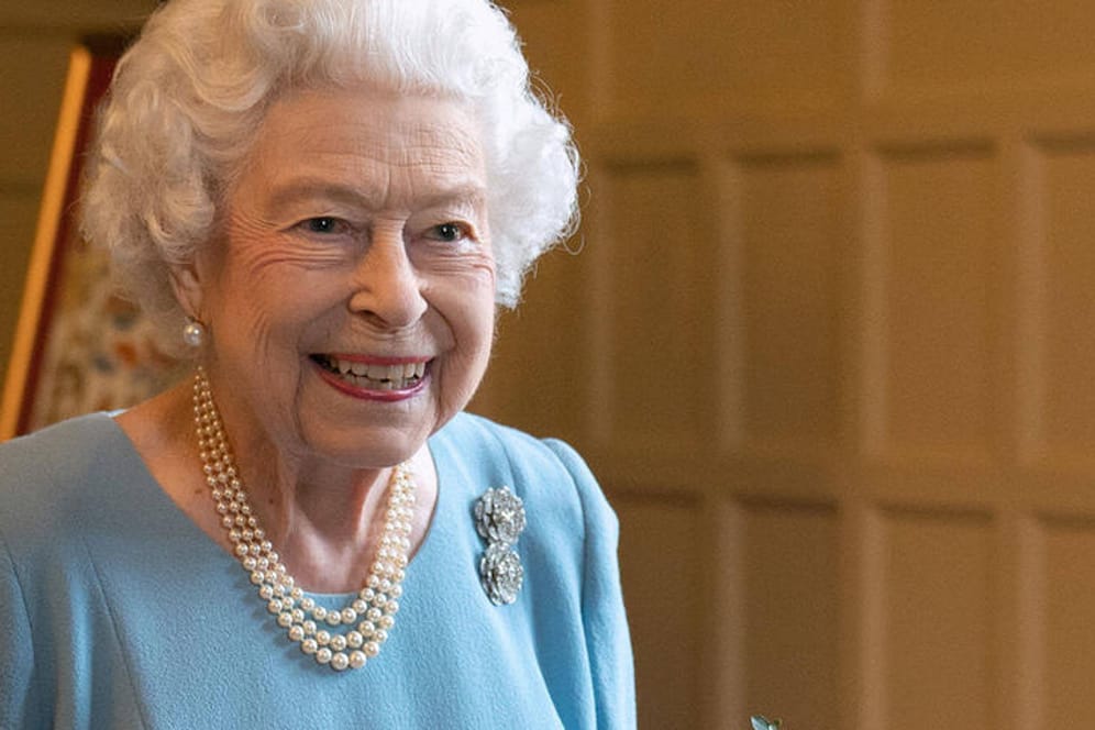 Queen Elizabeth II.: Lädt sie zu Audienzen in royalen Anwesen, so wird immer auch ein Blick auf die von ihr aufgestellten Fotos geworfen.