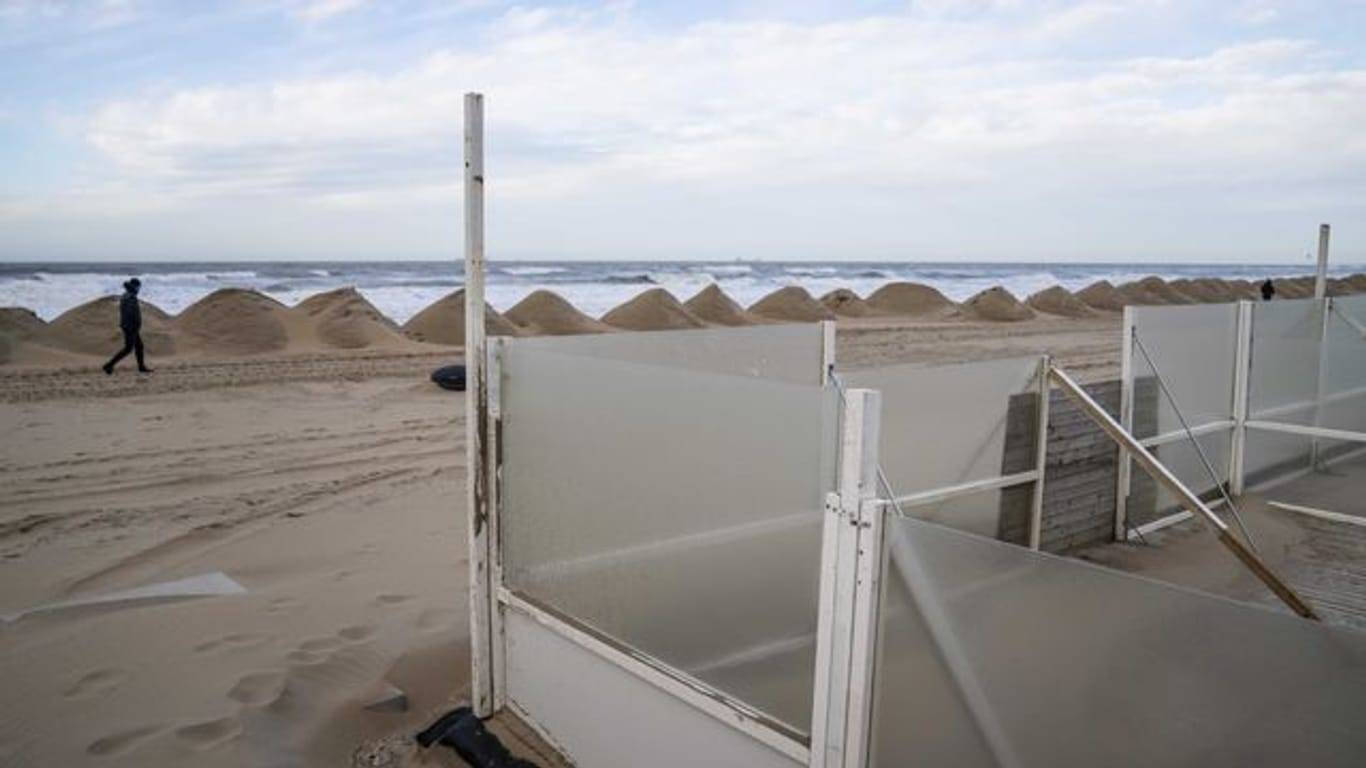 Sandhaufen sollen den Strand von Scheveningen in den Niederlanden vor Hochwasser zu schützen.