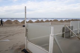 Sandhaufen sollen den Strand von Scheveningen in den Niederlanden vor Hochwasser zu schützen.