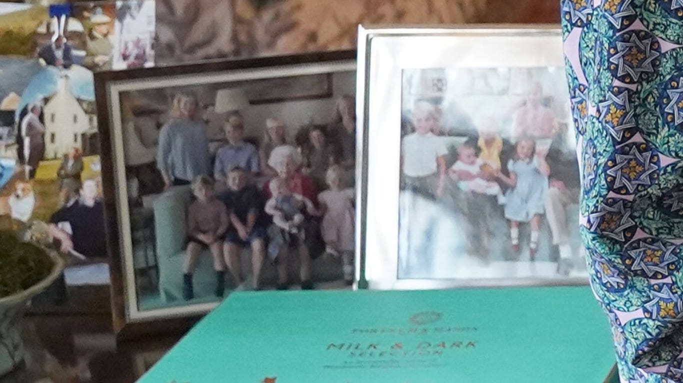 Bilder der Queen mit ihren Enkel- und Urenkelkindern auf Schloss Windsor.