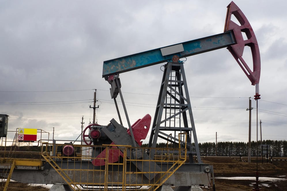 Ölpumpe (Symbolbild): Öl-Investoren haben vor allem die Ukraine-Krise im Blick.