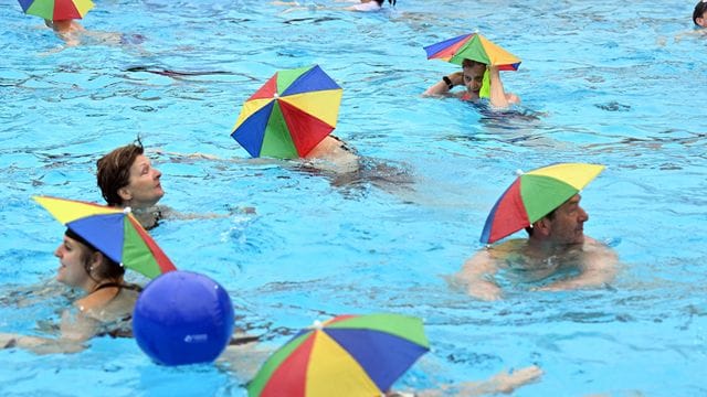 Schwimmen mit Regenschirm: Das Sonnenbad in Karlsruhe meldet sich aus der Winterpause zurück. Schwimmen mit Regenschirm: Das Sonnenbad in Karlsruhe meldet sich aus der Winterpause zurück.