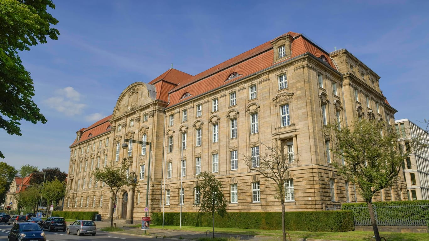 Blick auf das Oberlandesgericht Düsseldorf (Symbolbild): Hier ging die Anklageschrift gegen die Verdächtige ein.