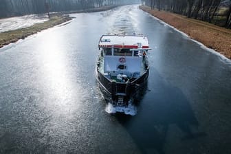 Ein Eisbrecher fährt über den Elbe-Lübeck-Kanal