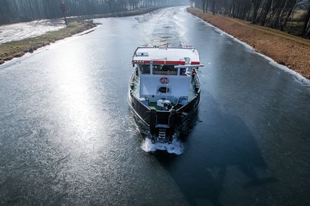 Ein Eisbrecher fährt über den Elbe-Lübeck-Kanal