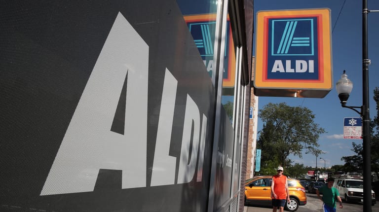 Ein Geschäft der Kette Aldi-Süd: Beide Discounter der Aldi-Marke, Aldi Süd und Aldi Nord, wollen ihre Lieferketten nachhaltiger machen. Einige Produkte verschwinden deshalb aus den Regalen.