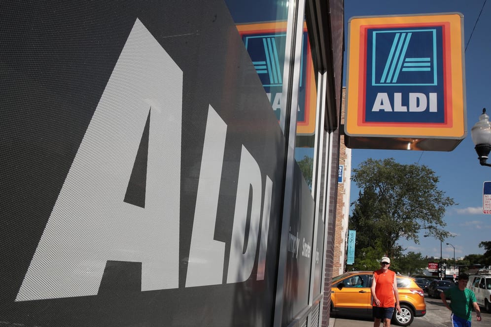 Ein Geschäft der Kette Aldi-Süd: Beide Discounter der Aldi-Marke, Aldi Süd und Aldi Nord, wollen ihre Lieferketten nachhaltiger machen. Einige Produkte verschwinden deshalb aus den Regalen.