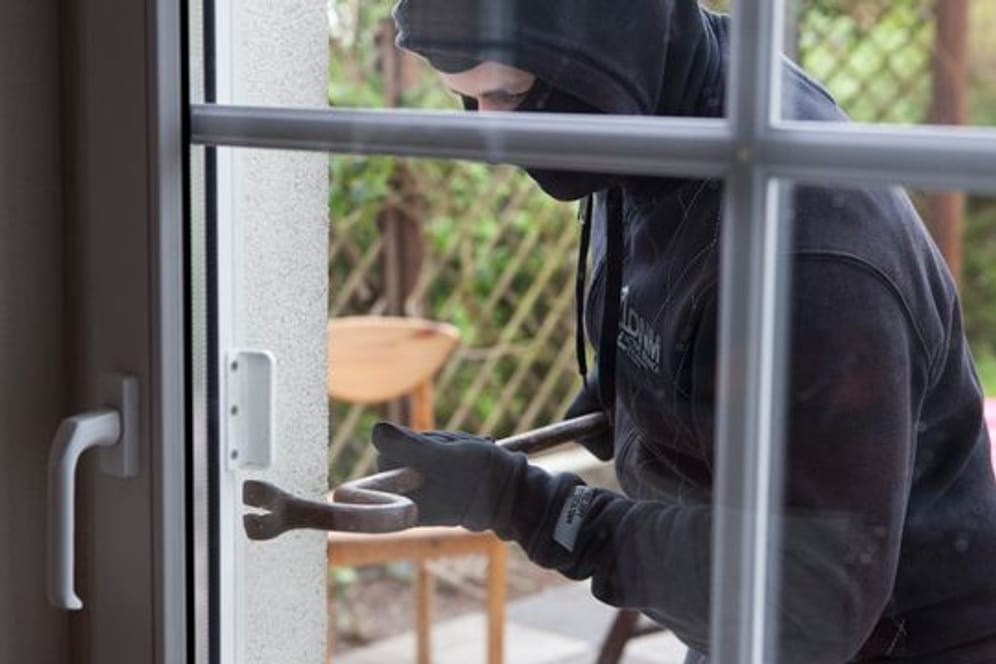 Es gibt zahlreiche Möglichkeiten, das eigene Zuhause vor Einbrechern zu schützen - der Staat fördert mit Zuschüssen Umbaumaßnahmen.