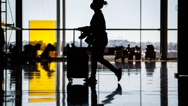 Unterwegs mit dem Koffer durch das Terminal 4 des Flughafens Adolfo Suárez Madrid-Barajas.