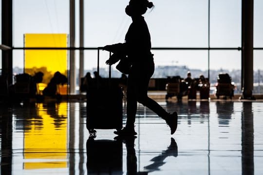 Unterwegs mit dem Koffer durch das Terminal 4 des Flughafens Adolfo Suárez Madrid-Barajas.