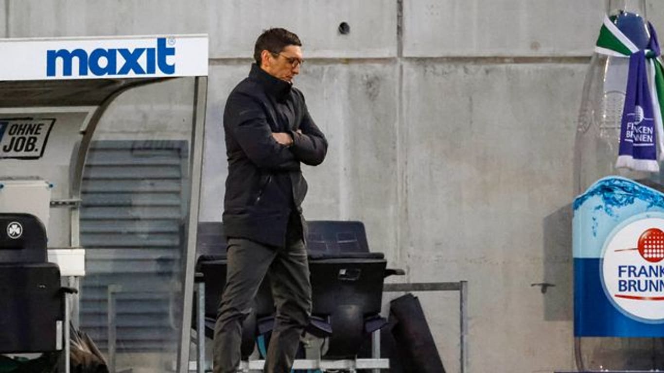 Trainer Tayfun Korkut reagiert enttäuscht auf die Niederlage seines Teams in Fürth.
