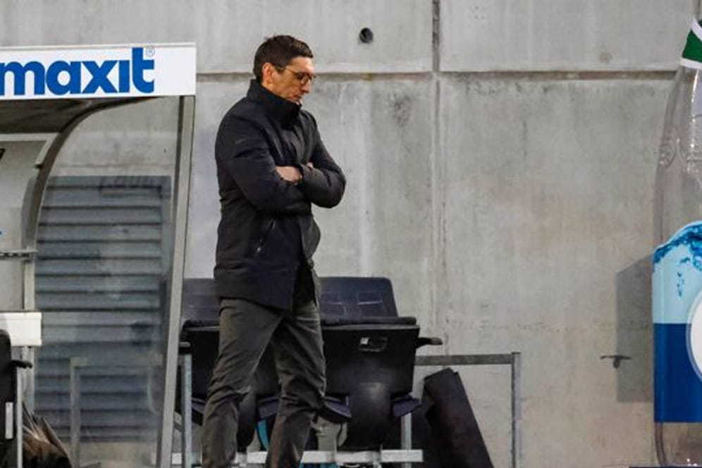 Trainer Tayfun Korkut reagiert enttäuscht auf die Niederlage seines Teams in Fürth.