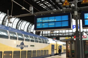 Ein Metronom-Zug dient wartenden Fahrgästen am Hamburger Hauptbahnhof als Aufenthaltszug: Auch heute sieht es nicht gut für den Bahnverkehr aus.