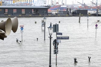 Überschwemmung am Fischmarkt in Hamburg (Archivbild): Die Elbe könnte wieder weit über die Ufer treten.