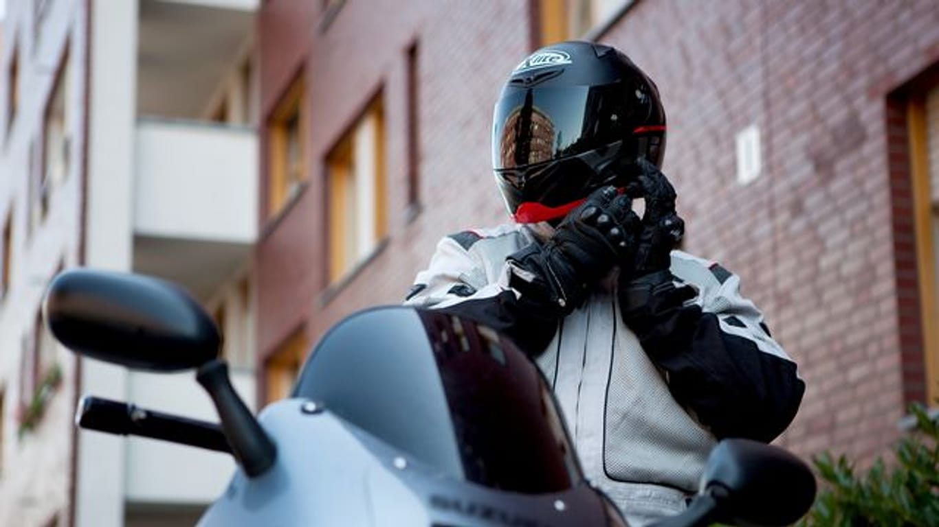 Motorradsaison: Zur Kontrolle des Materials gehört auch ein genauer Blick auf den Helm.