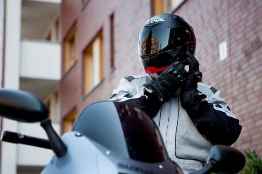 Motorradsaison: Zur Kontrolle des Materials gehört auch ein genauer Blick auf den Helm.