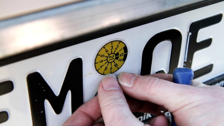 HU-Plakette: Das Jahr der Fälligkeit lässt sich anhand der Farbe der Plakette und an den zwei Ziffern in der Mitte ablesen.