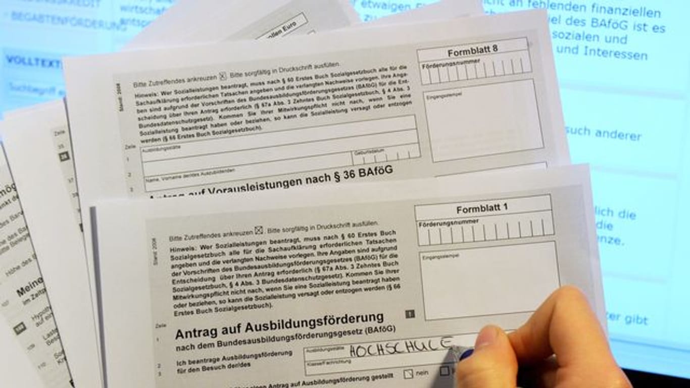Einem Gestzentwurf zufolge soll der Bafög-Satz von 427 auf 449 Euro im Monat steigen.