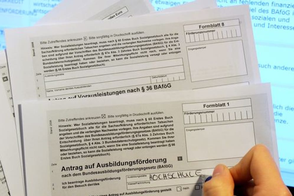 Einem Gestzentwurf zufolge soll der Bafög-Satz von 427 auf 449 Euro im Monat steigen.