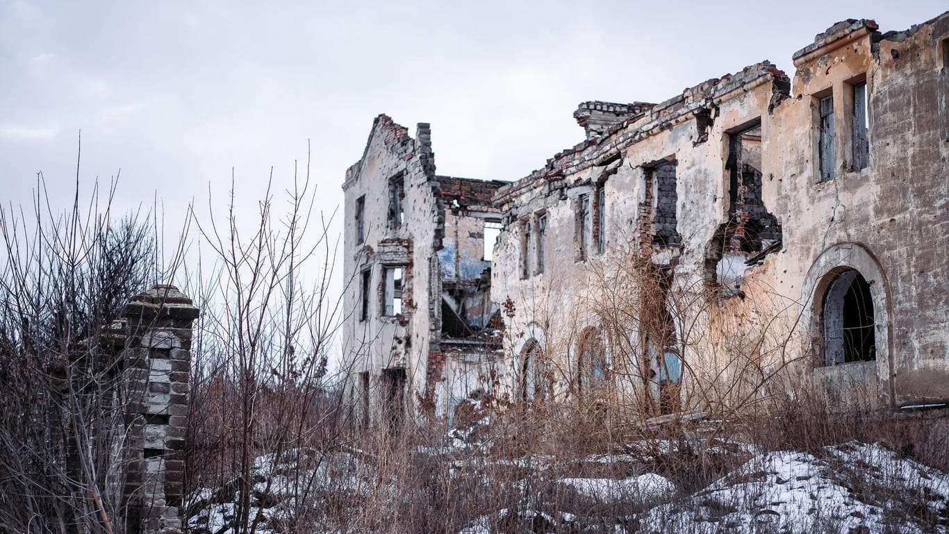 Zerschossenes Haus in der Ostukraine.