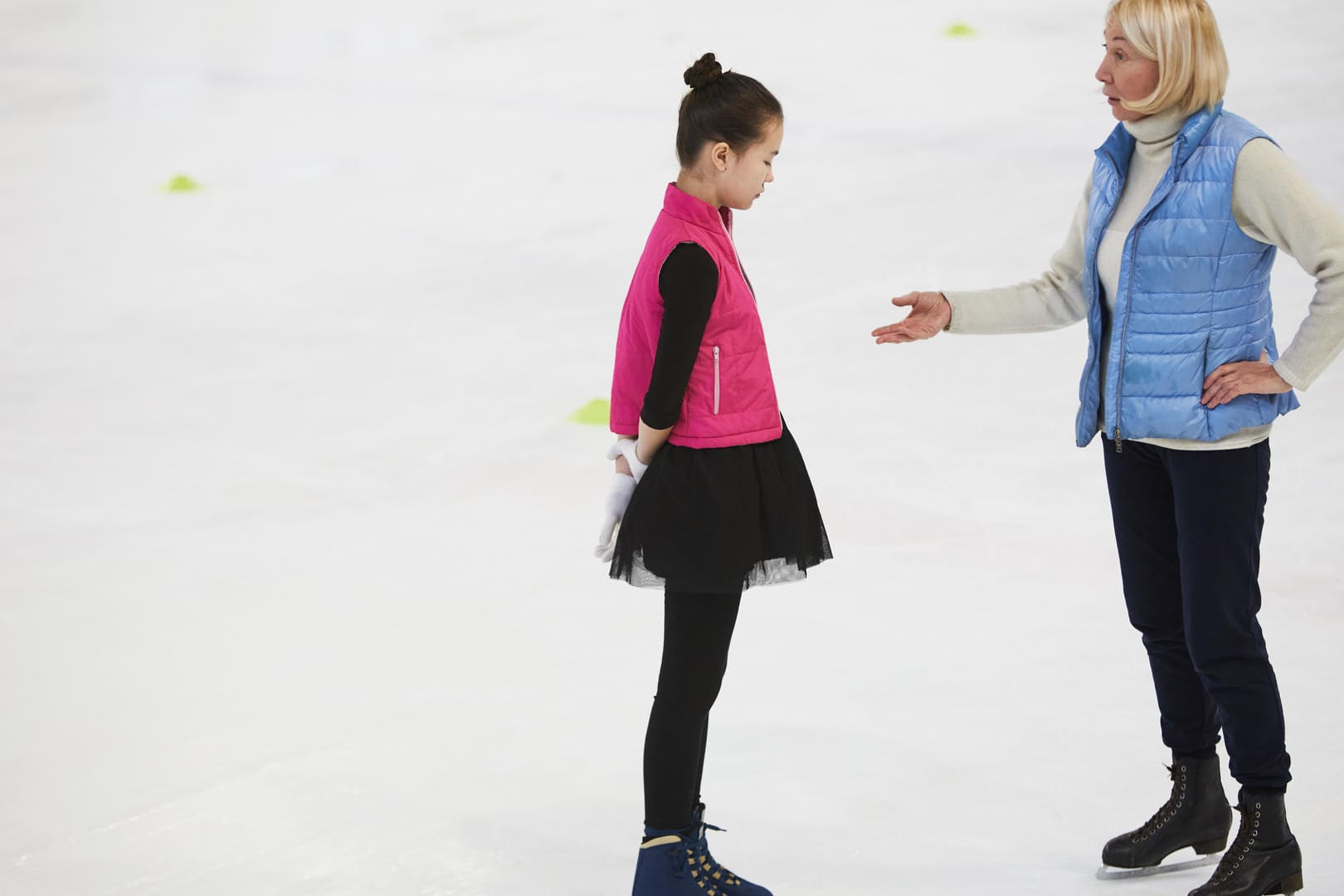 Eine erboste Trainerin schimpft mit ihrer deprimierten Schülerin: Viele kritisieren das "Heranzüchten" von jungen Hochleistungssportlern.