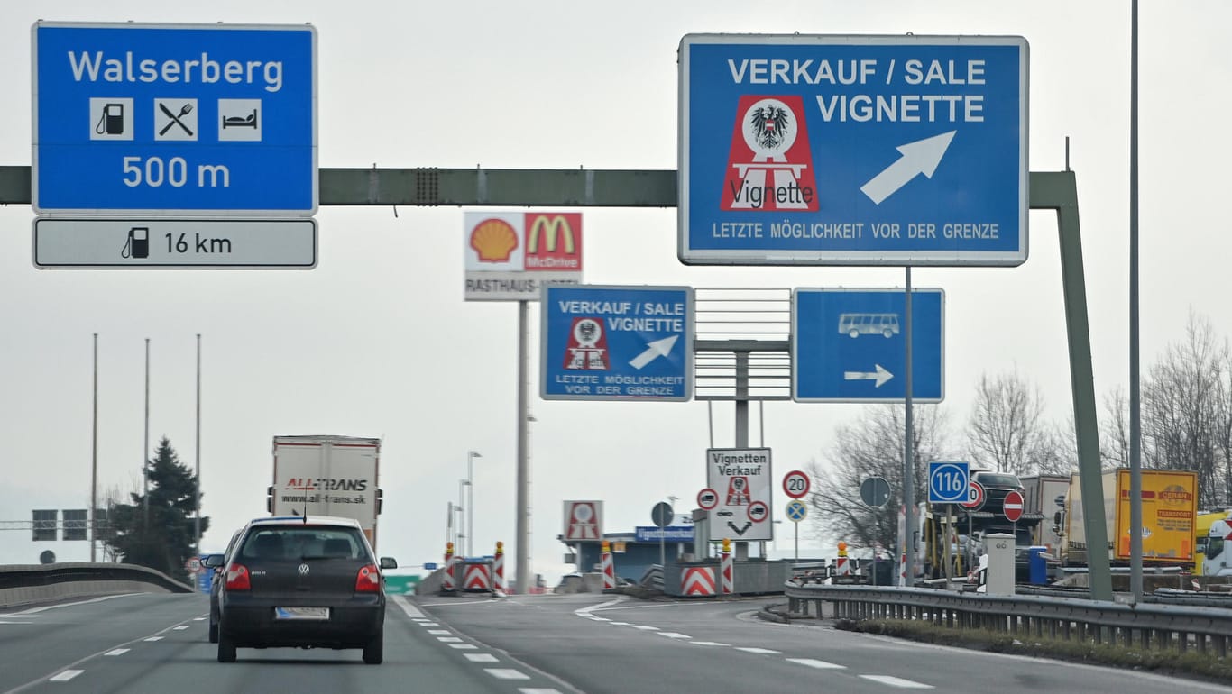Schild zum Vignettenverkauf an der deutsch-österreichischen Grenze (Symbolbild): Die EU will mit den neuen Regeln Vorteile für erneuerbare Antriebe schaffen.