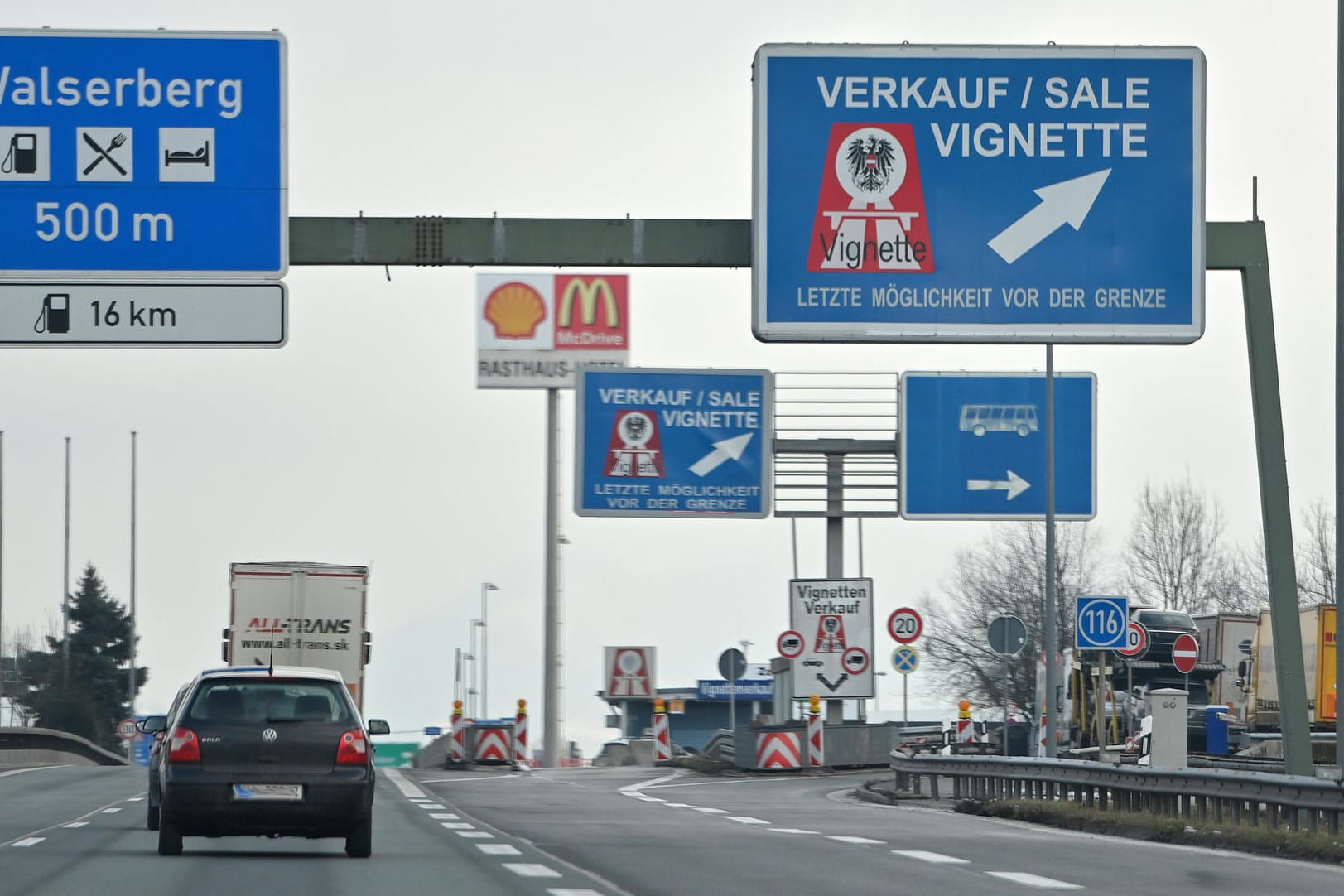 Schild zum Vignettenverkauf an der deutsch-österreichischen Grenze (Symbolbild): Die EU will mit den neuen Regeln Vorteile für erneuerbare Antriebe schaffen. Schild zum Vignettenverkauf an der deutsch-österreichischen Grenze (Symbolbild): Die EU will mit den neuen Regeln Vorteile für erneuerbare Antriebe schaffen.