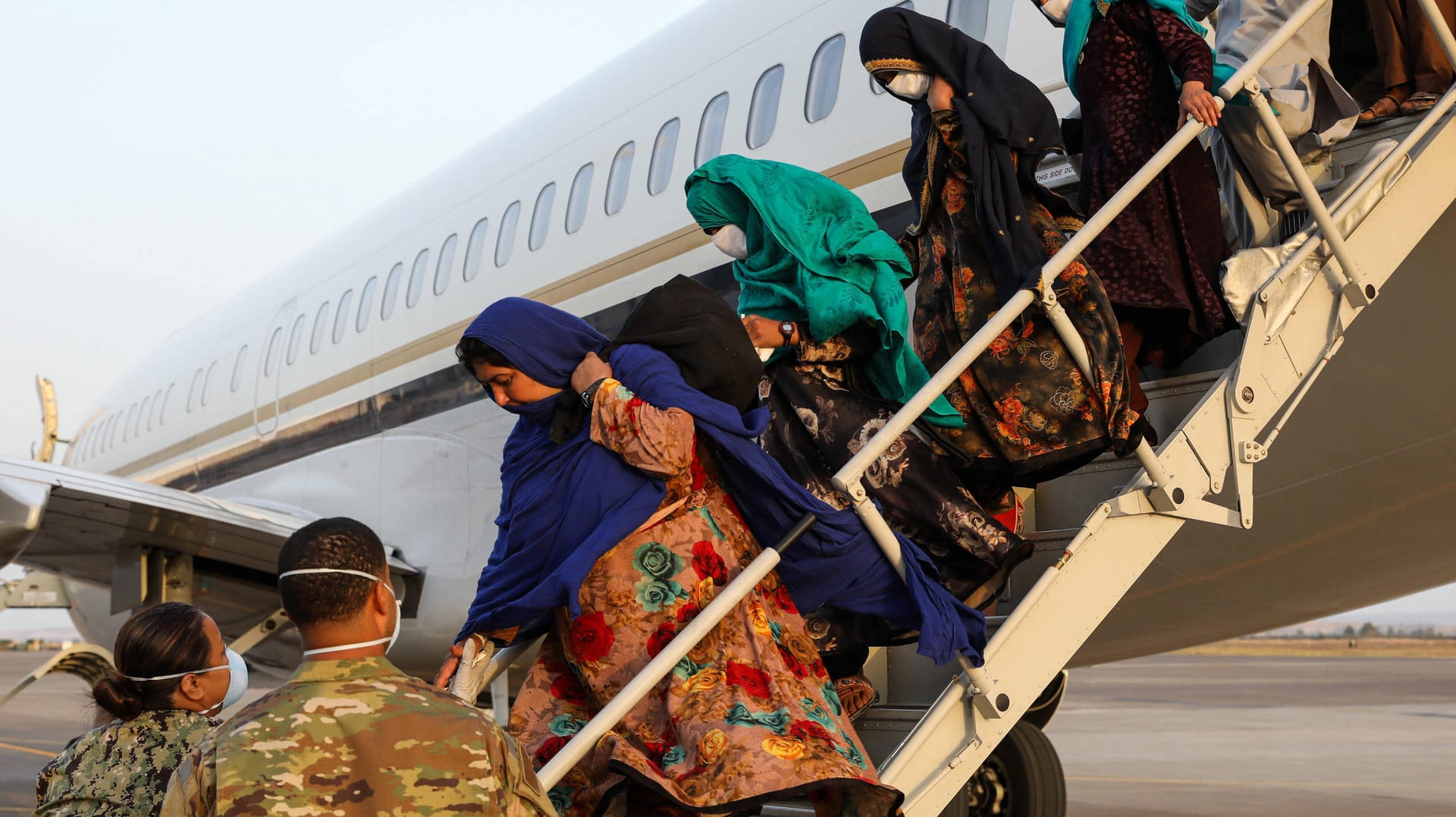 Afghaninnen kommen in Europa an: Bis heute sind viele mit Aufnahmezusage aus Deutschland noch in Afghanistan. Afghaninnen kommen in Europa an: Bis heute sind viele mit Aufnahmezusage aus Deutschland noch in Afghanistan.