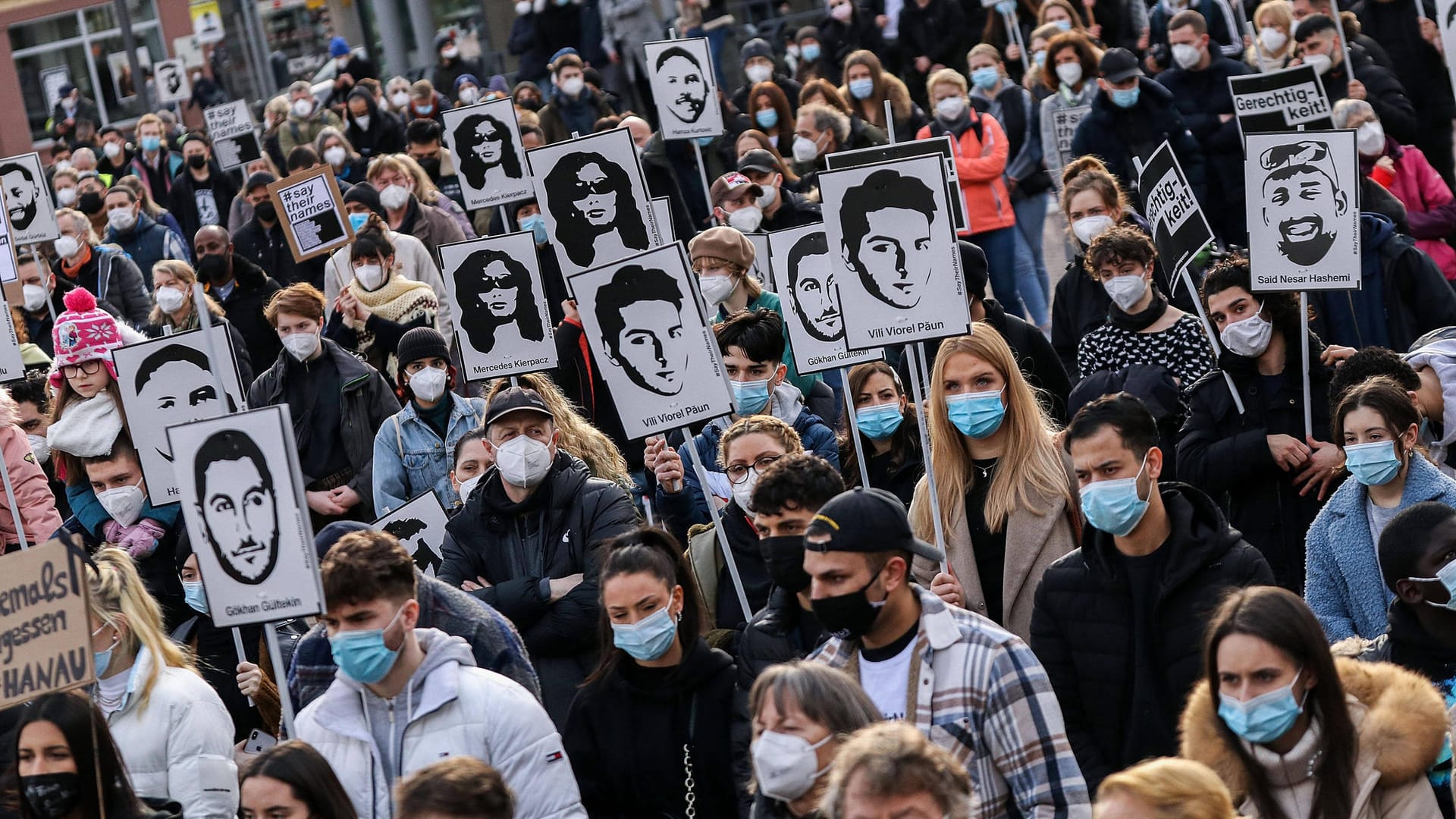 Gedenkdemonstration am Jahrestag des Anschlags von Hanau: die Namen der Opfer niemals vergessen.