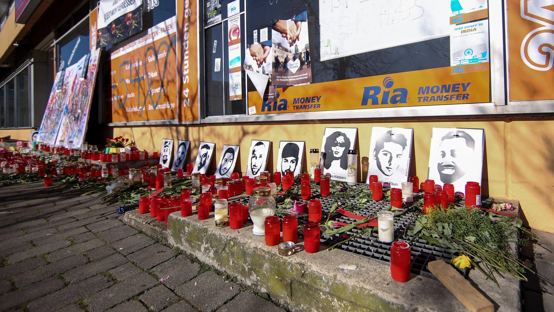 Gedenken an die Opfer von Hanau vor der Arena-Bar: Im angeschlossenen Kiosk starb Ferhat Unvar.