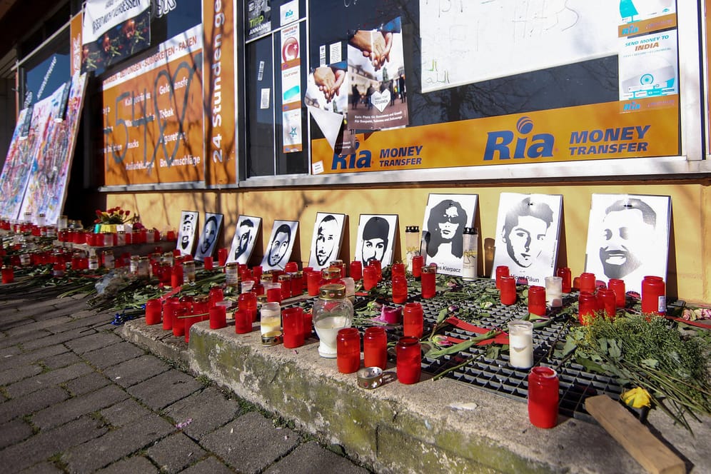 Gedenken an die Opfer von Hanau vor der Arena-Bar: Im angeschlossenen Kiosk starb Ferhat Unvar.