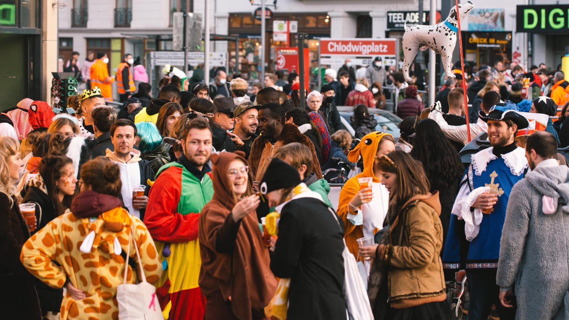 Jecken beim Karneval in der Kölner Innenstadt (Archivbild): Auch in diesem Jahr soll es Karnevalsfeiern geben. Jecken beim Karneval in der Kölner Innenstadt (Archivbild): Auch in diesem Jahr soll es Karnevalsfeiern geben.