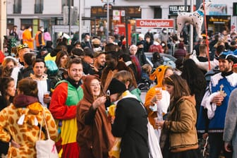 Jecken beim Karneval in der Kölner Innenstadt (Archivbild): Auch in diesem Jahr soll es Karnevalsfeiern geben.