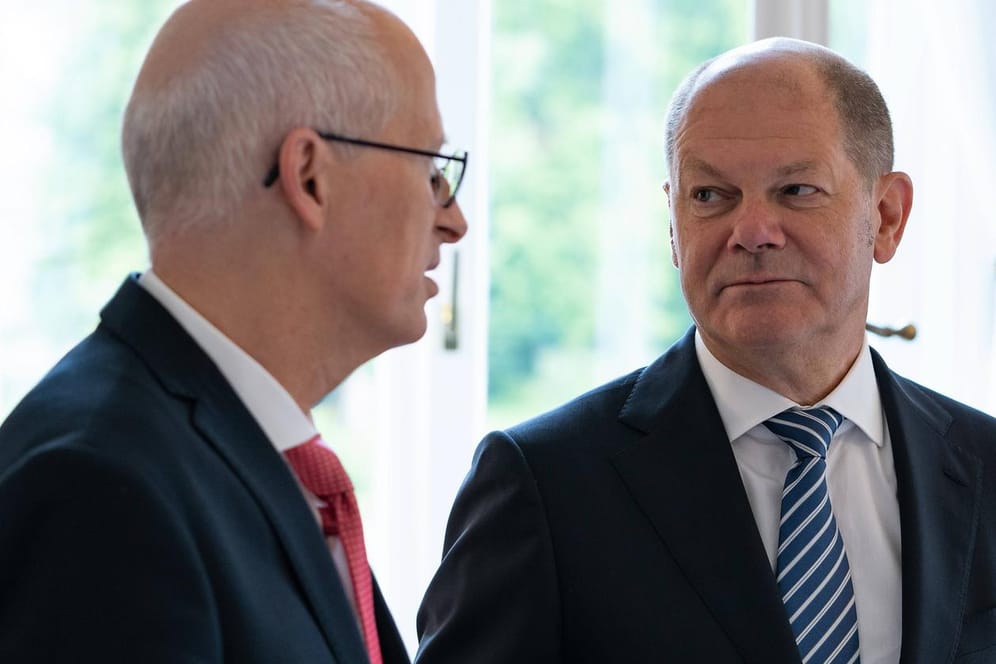 Peter Tschentscher und Olaf Scholz: Der Anwalt wirft den SPD-Politikern Beihilfe zur Steuerhinterziehung vor.