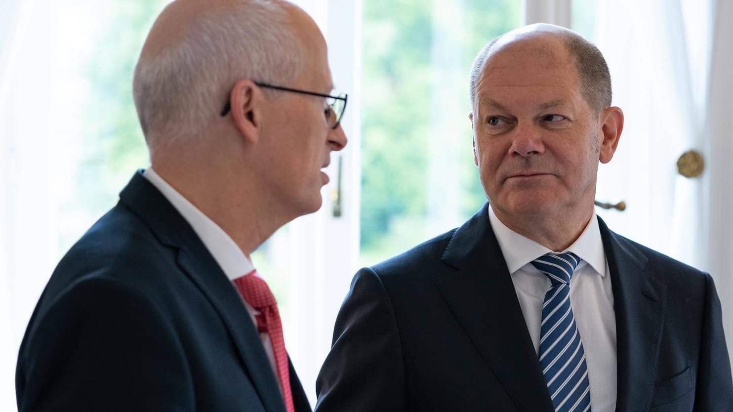 Peter Tschentscher und Olaf Scholz: Der Anwalt wirft den SPD-Politikern Beihilfe zur Steuerhinterziehung vor.