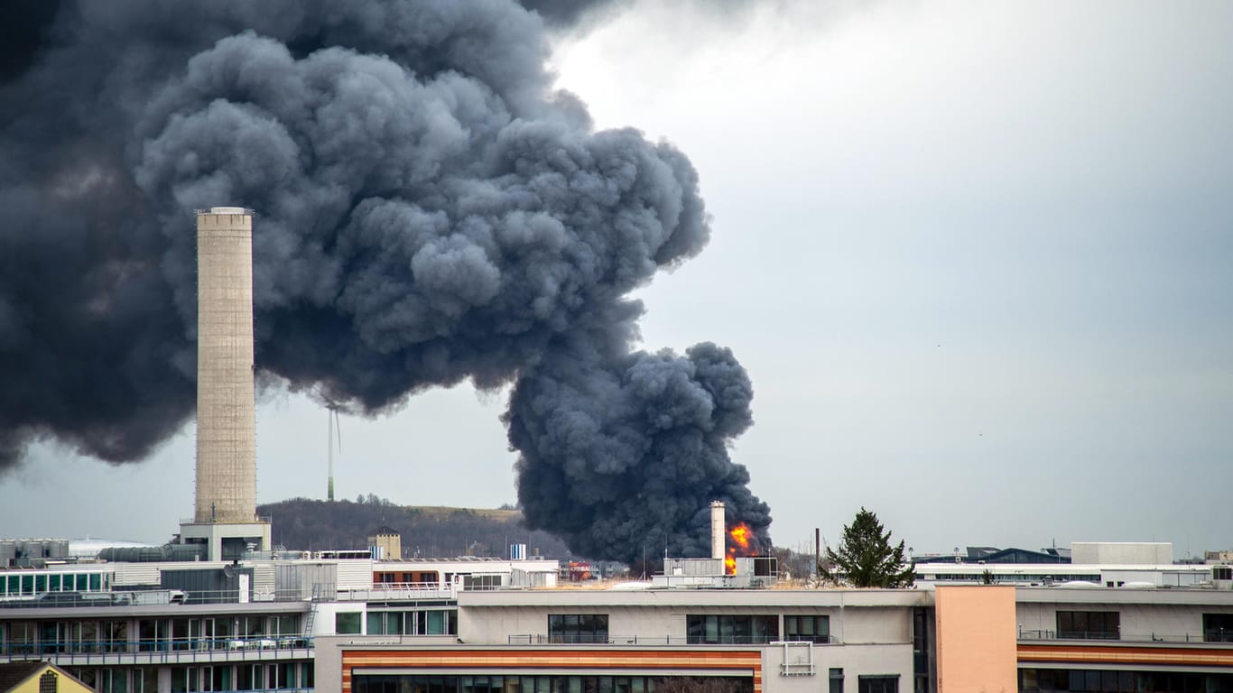 Großbrand einer Lagerhalle in München: Die Rauchwolke war selbst in der Innenstadt zu sehen.