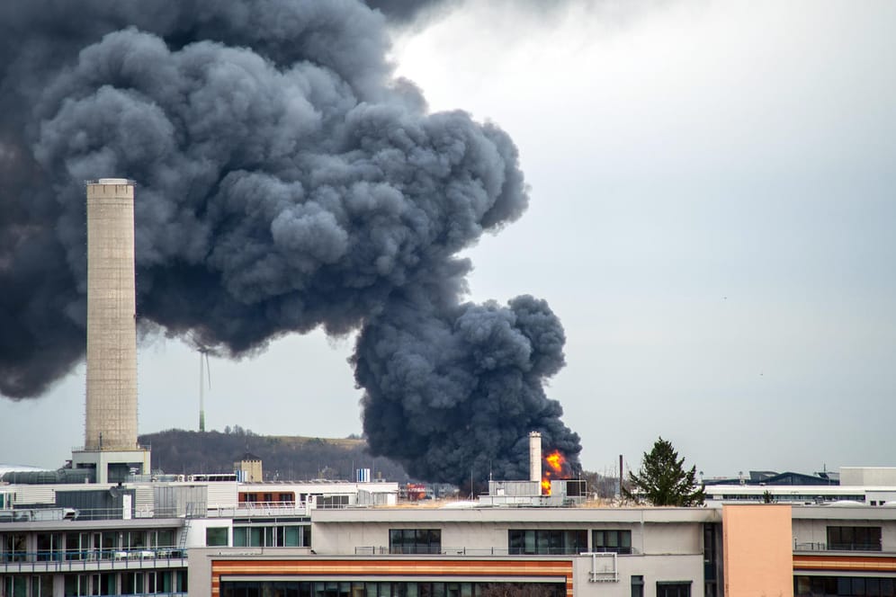Großbrand einer Lagerhalle in München: Die Rauchwolke war selbst in der Innenstadt zu sehen.