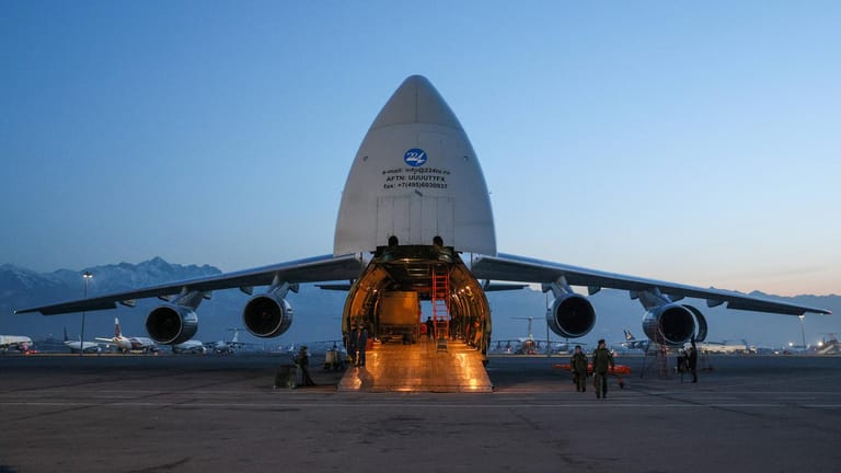 Eine Antonow auf einem Flughafen in Kasachstan (Symbolbild): Am Dienstag wird eine solche Maschine in Nürnberg sein.