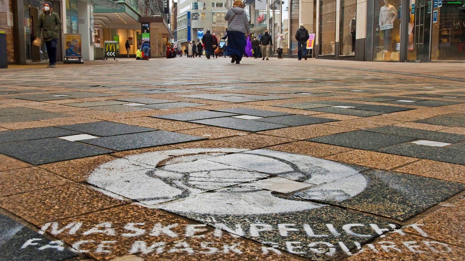 Wenige Menschen auf dem Westenhellweg in Dortmund (Symbolfoto): Gastronomen und Einzelhändler hoffen nach monatelanger, pandemiebedingter Durststrecke wieder auf mehr Kunden. Wenige Menschen auf dem Westenhellweg in Dortmund (Symbolfoto): Gastronomen und Einzelhändler hoffen nach monatelanger, pandemiebedingter Durststrecke wieder auf mehr Kunden.